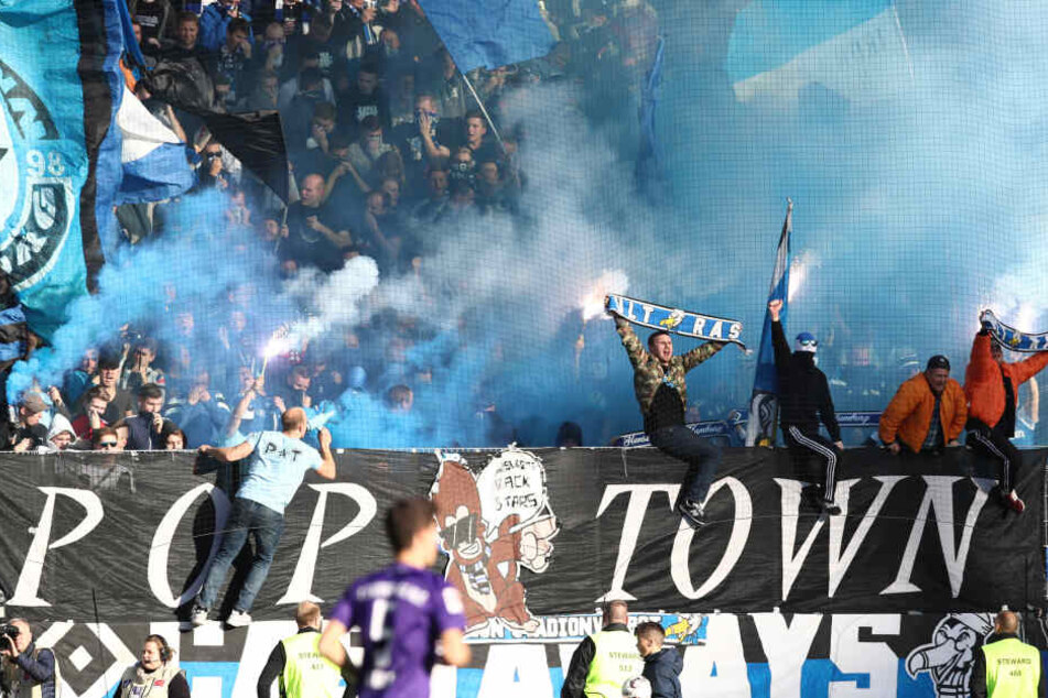 Müssen mindestens noch einmal nach Aue: Die Fans des HSV. Der Gästeblock war ausverkauft. Das wird sicher auch in der kommenden Saison passieren.