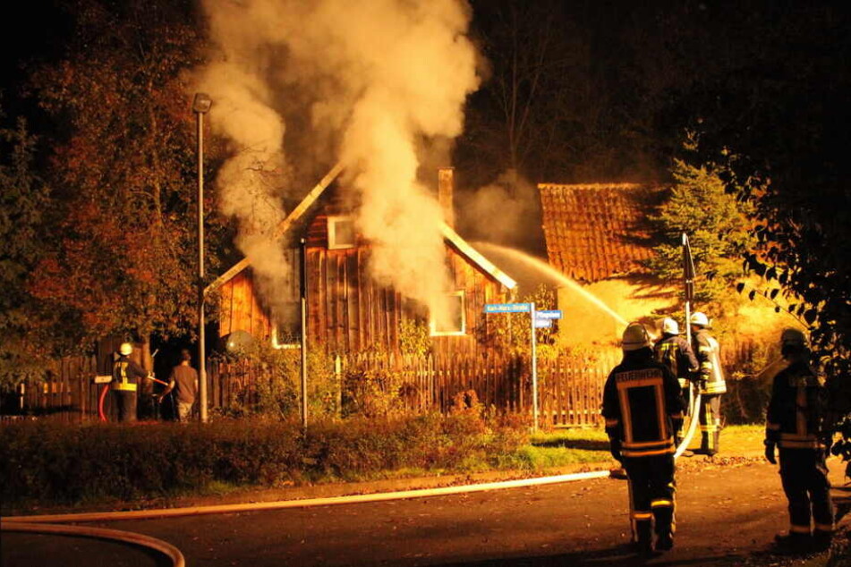 Drei Feuerwehrleute wurden bei dem Einsatz verletzt.