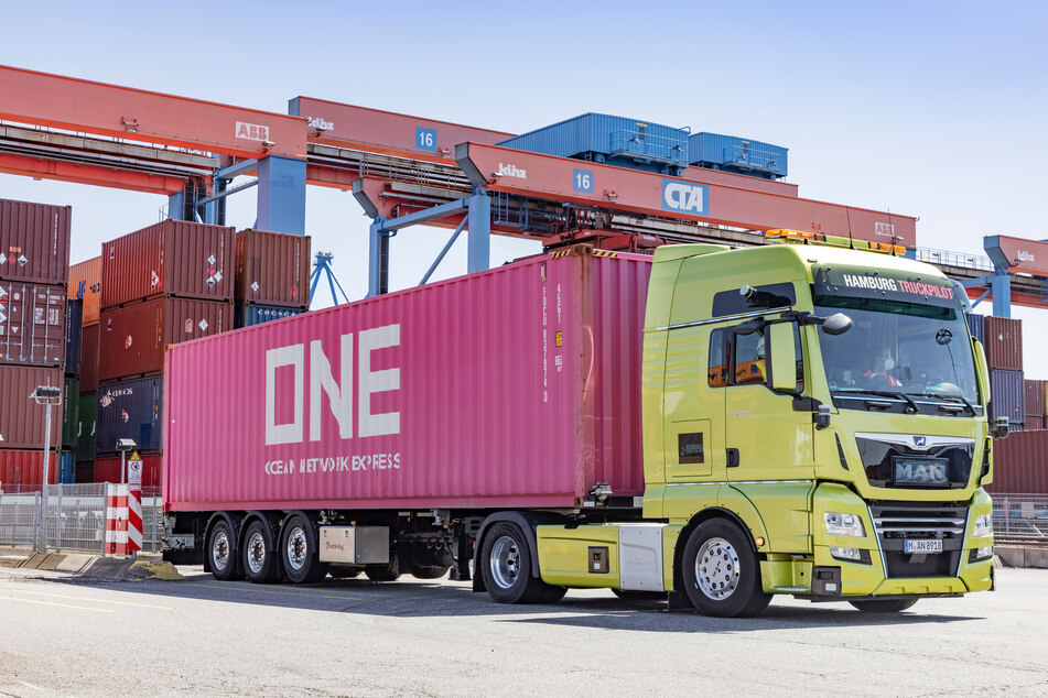 Der Prototypen-Lkw fährt rückwärts ins Lager ein.