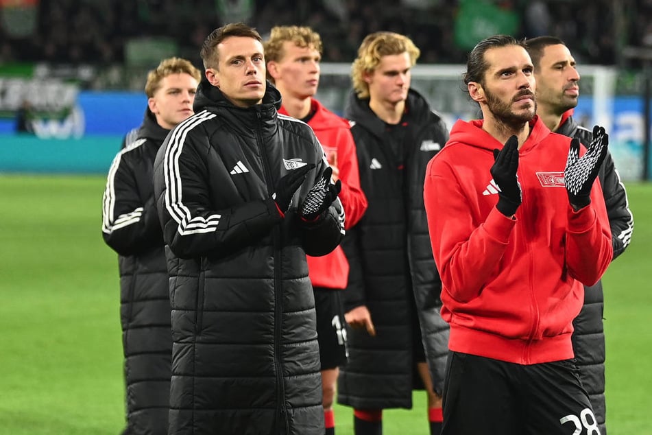 Die Spieler bedanken sich trotz der sportlichen Enttäuschung bei der mitgereisten Fans.