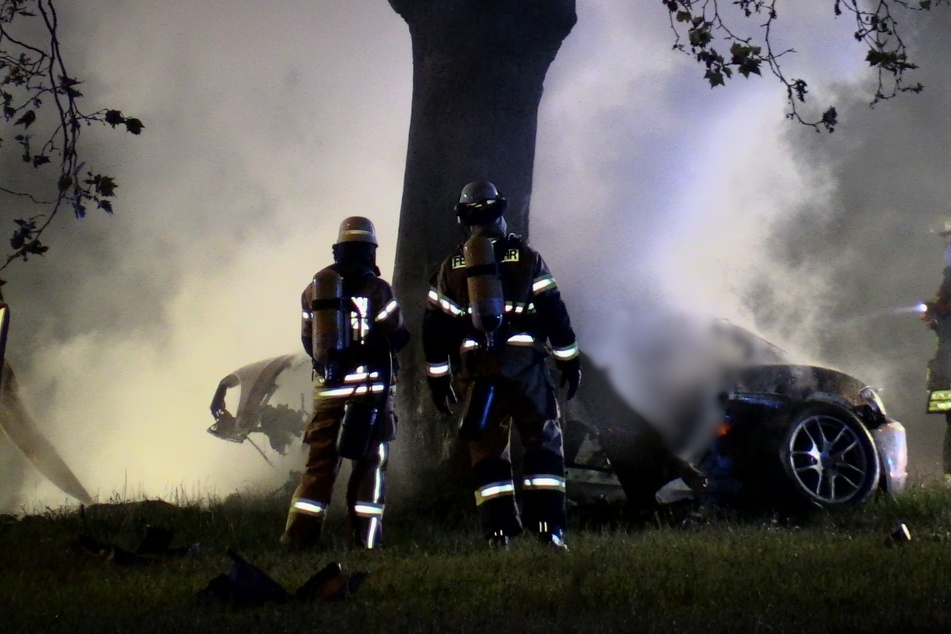 Kameraden der Feuerwehr löschten das brennende Auto.