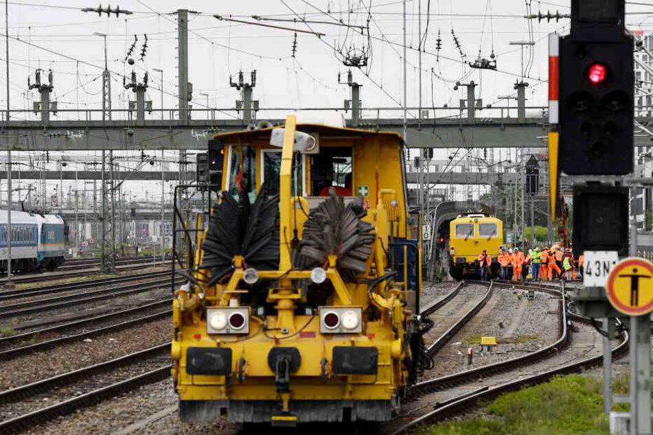 Arbeiter und Baufahrzeuge stehen an den Gleisen nahe der Hackerbrücke. Die S-Bahn-Stammstrecke ist wegen Instandhaltungsarbeiten gesperrt.