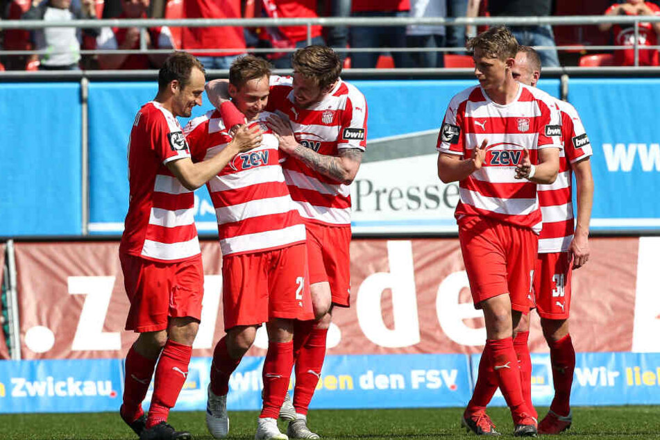 "Dosenöffner" René Lange (2.v.l.) wird von den Kollegen geherzt.
