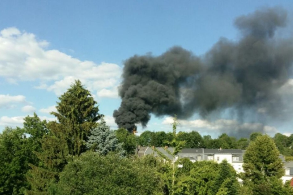 Bei Bauarbeiten soll ein Dach Feuer gefangen haben.