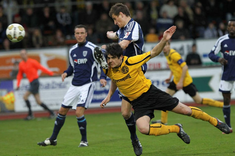 Von 2008 bis 2010 spielte Marcus Hoffmann (v.) für den VFC Plauen in der Regionalliga. Hier klärt er gegen Torjäger Stefan Kutschke, damals Babelsberg, heute FC Ingolstadt.