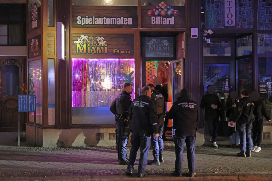 Die Polizei wurde nachts in die Miami Bar auf der Georg-Schumann-Straße gerufen.