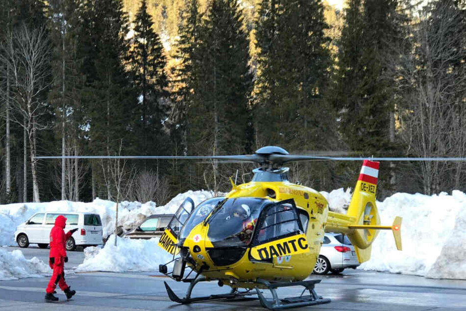 Ein Hubschrauber und Einsatzkräfte nahe der deutsch-österreichischen Grenze, wo sich eine Lawine gelöst hatte. (Archivbild)