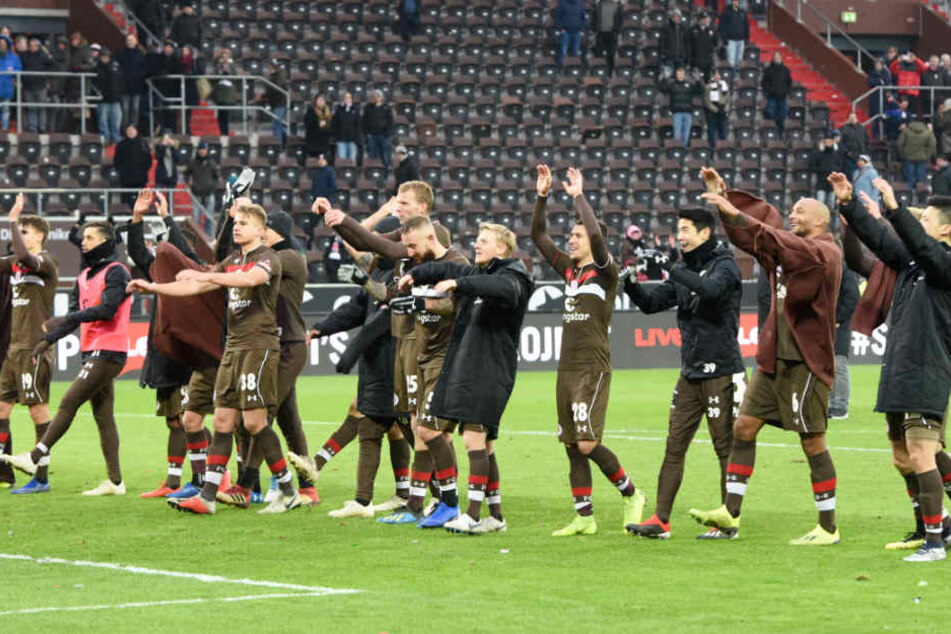 Nach dem Spiel gab es die Laola-Welle der Spieler mit den Fans.
