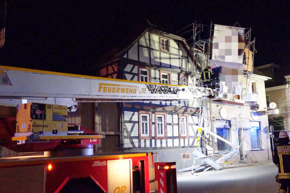 Das Baugerüst drohte einzustürzen.