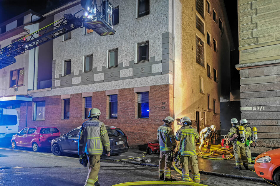 Das Feuer griff von einer Mülltonne auf das Wohnhaus über und verursachte einen Schaden von rund 400.000 Euro.