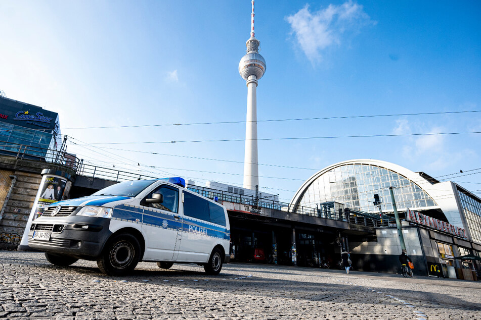 Die Polizei hat eine Massenschlägerei am Alexanderplatz aufgelöst. (Symbolbild)