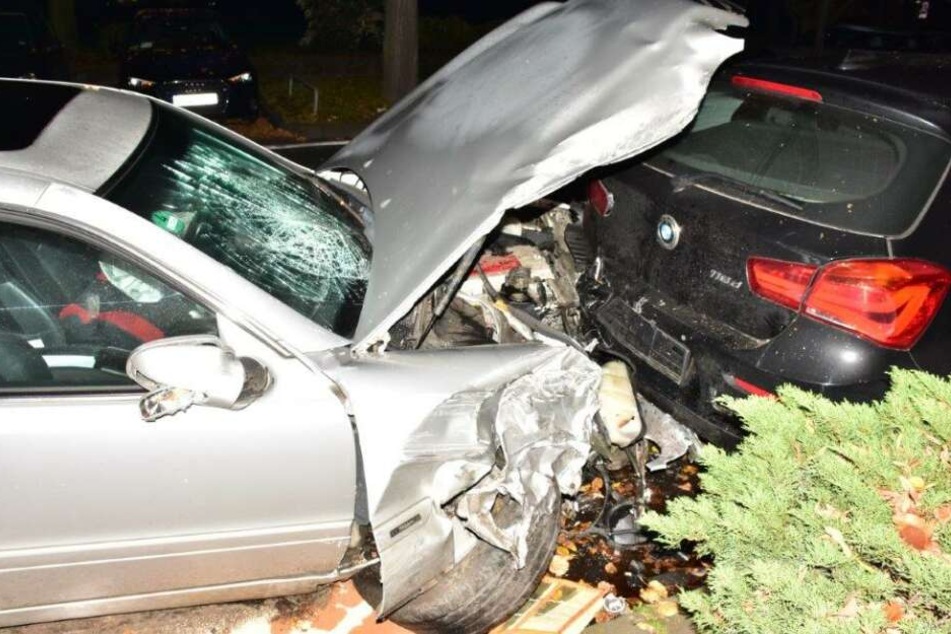 Der Autofahrer krachte während der Flucht in geparkte Fahrzeuge.