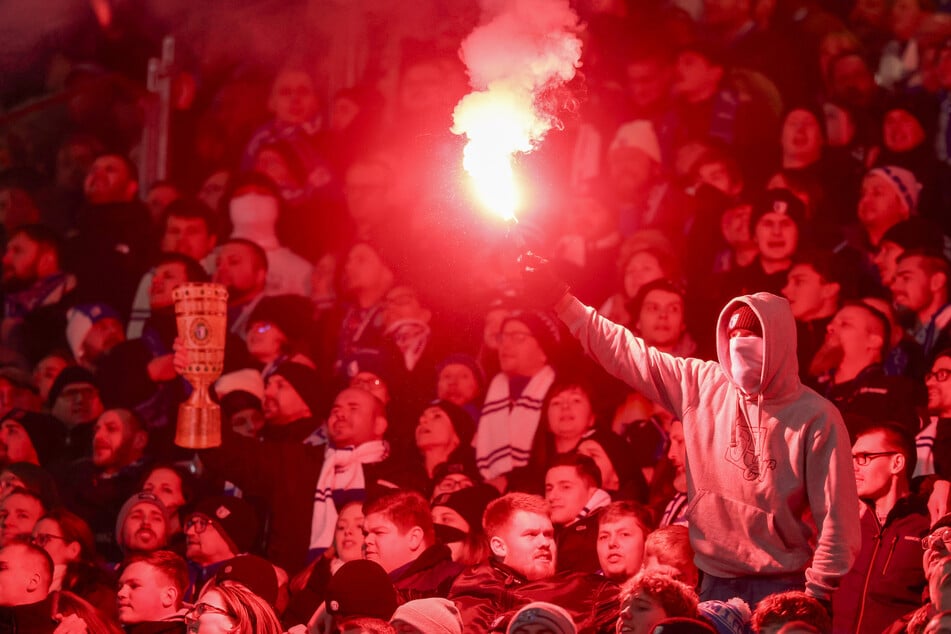 Anhänger des 1. FC Magdeburg bei der Partie gegen RB Leipzig. Trotz eines Todesfalls vor dem Spiel machten die FCM-Fans durchweg Stimmung und zündeten Pyrotechnik.