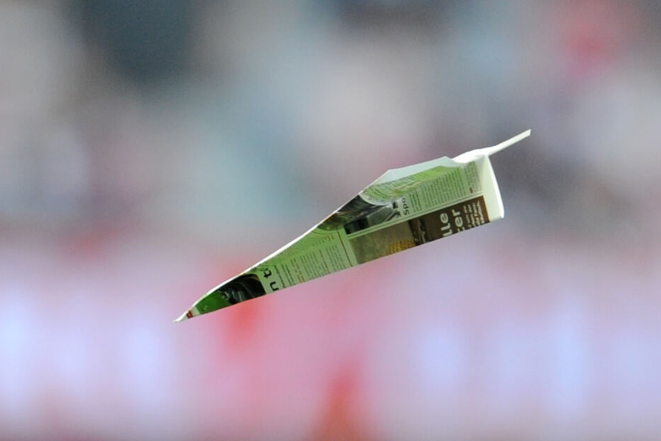 Der Frau wird vorgeworfen, das Werfen von Papierfliegern trotz Verbots erlaubt zu haben. (Symbolbild)