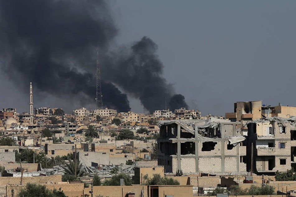 Schwarzer Rauch steigt in Al-Rakka (Syrien) während Gefechten zwischen Soldaten der Syrischen Demokratischen Kräfte (SDF) und der Terrormiliz Islamischer Staat (IS) auf