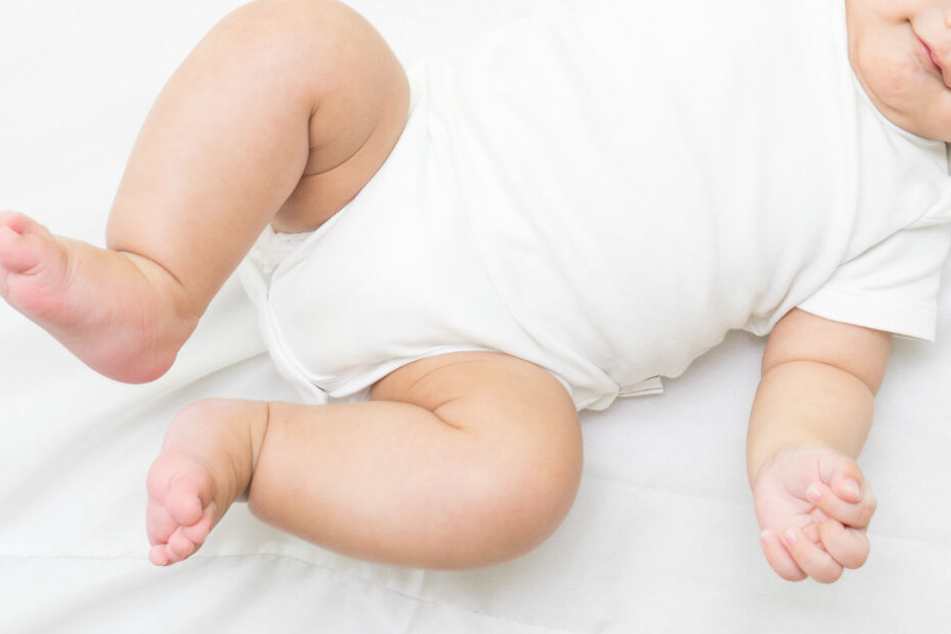 Das Baby ist noch immer in einem kritischen Zustand. (Symbolbild)