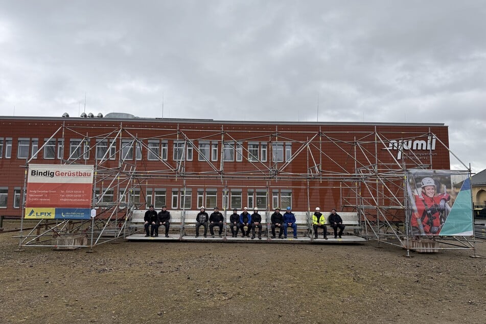 Machen es sich bequem: Angehende Gerüstbauermeister testen am Dresdner Bildungszentrum des Handwerks ihre zwölf Meter lange Hollywood-Schaukel.