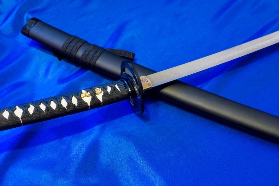 Ein 35-Jähriger hatte in einer Straßenbahn ein Samuraischwert mitgeführt und einen jungen Mann verletzt. (Symbolfoto)