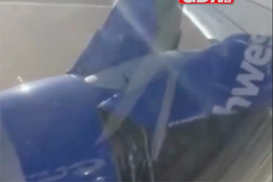 Diese furchteinflößenden Bilder eines defekten Triebwerks bekamen die geschockten Flugreisenden der Southwest Boeing 737-800 unfreiwillig zu sehen.