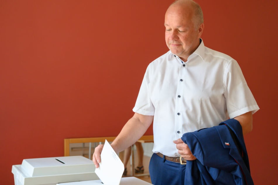 FDP-Spitzenkandidat Hans-Peter Goetz und seine Frau Birte steckten in Teltow ihre Stimmzettel in die Wahlurne.