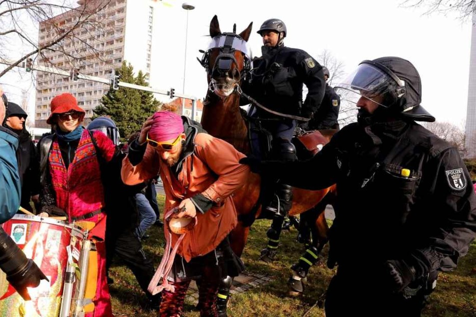 Polizisten greifen gegen Demonstranten durch