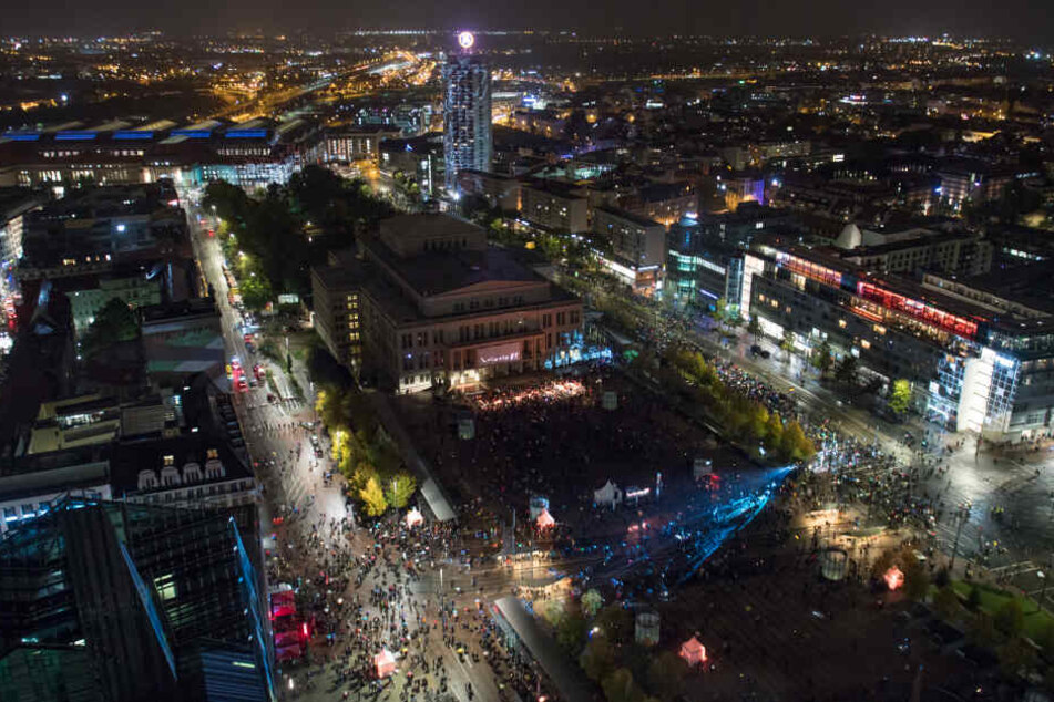 Blick vom Uniriesen auf die Geschehnisse auf dem Augustusplatz.