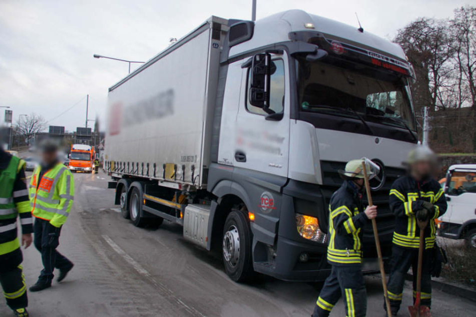Die Feuerwehr musste die Straße streuen, um den Kraftstoff zu binden.
