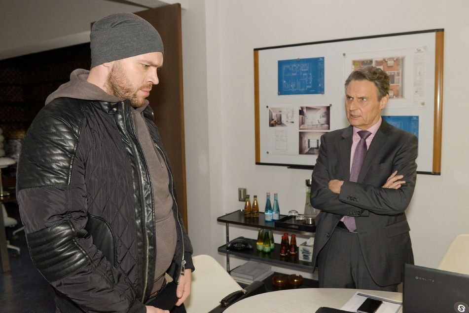Erik (l.) gesteht Jo Gerner die Wahrheit.