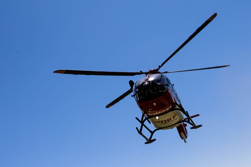 Mit einem Rettungshubschrauber wurde die verletzte Frau (†85) in ein Krankenhaus gebracht. (Symbolbild)