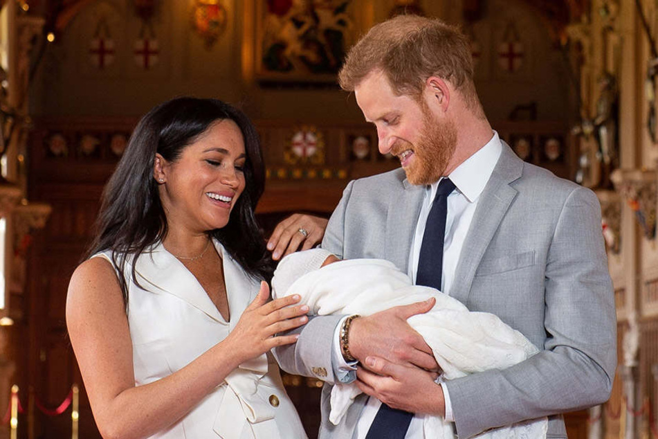Das damals erste öffentliche Foto vom britischen Traumpaar und ihrem Nachwuchs.