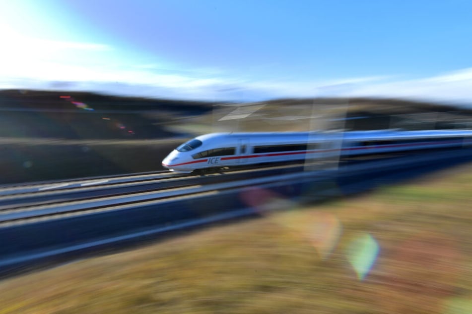 Erst nach drei Stunden konnten die Fahrgäste die Fahrt in einem anderen Zug fortsetzen. (Symbolbild)