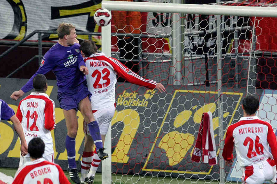 Adam Nemec (l.) setzt sich im Kopfballduell gegen Kevin McKenna vom 1. FC Köln durch und trifft - Aues 200. Tor in der 2. Bundesliga.