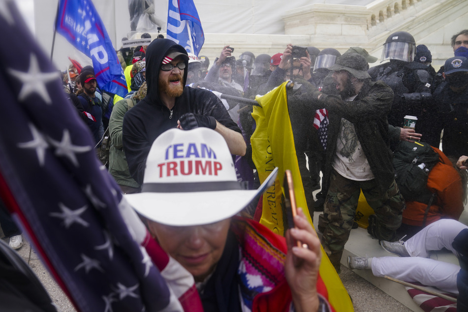 Trump-Anhänger versuchen, durch eine Polizeisperre am US-Kapitol zu brechen.