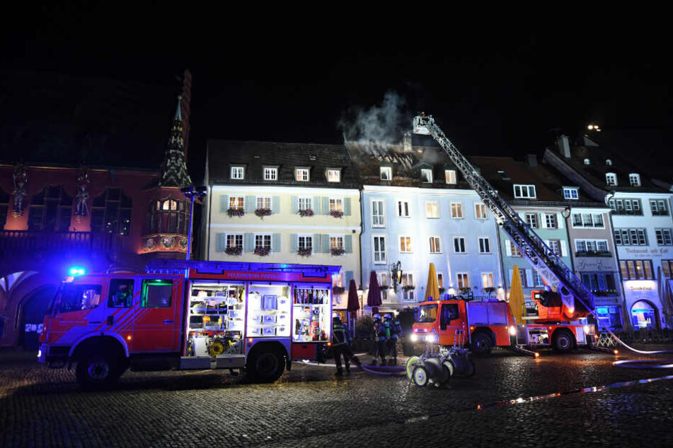 Die Feuerwehr ist auf dem historischen Freiburger Münsterplatz im Einsatz.