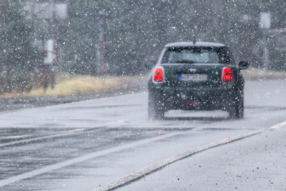 Vor allem im Süden von Bayern kann es am Dienstag etwas schneien. Mit großen Schneemengen muss aber nicht gerechnet werden.
