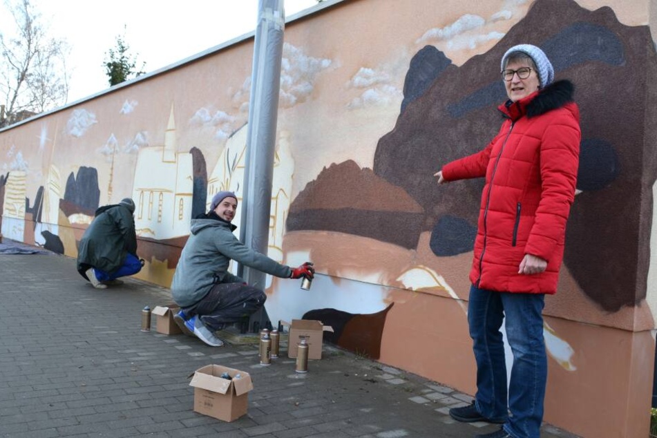 Kerstin Richter vom Heimatverein Holzhausen und Graffiti-Künstler Hermann Orlen zeigten sich schockiert von den Vorfällen am Freitag.