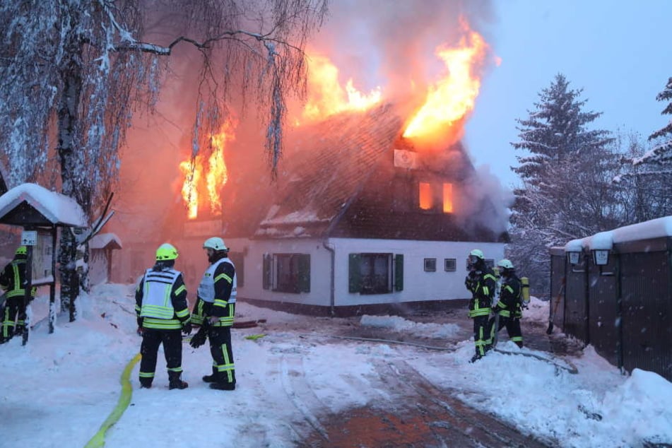 Das Restaurant komplett in Flammen.