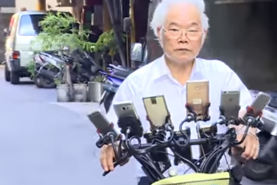 Chen San-yuan (70) und sein Handy-Faharrad sind ein absoluter Hingucker!