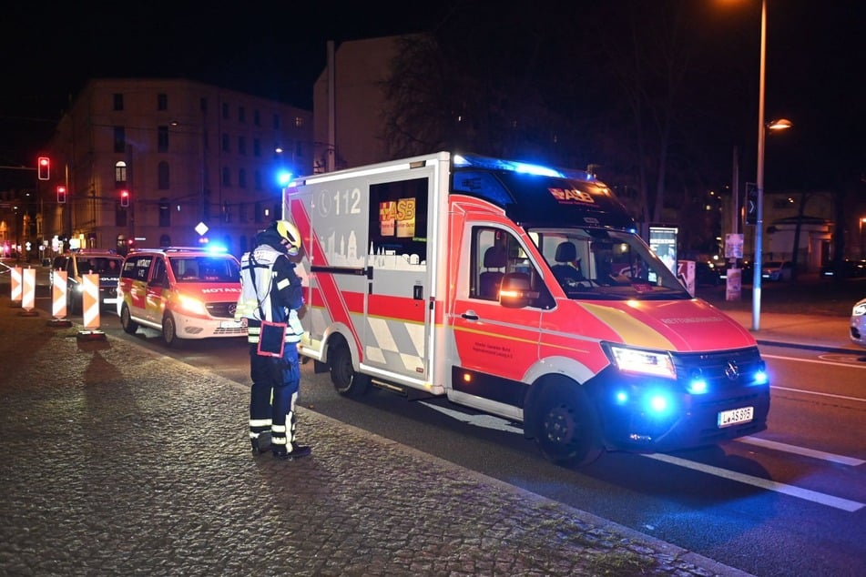 Rettungswagen und Notarzt standen am Waldplatz.