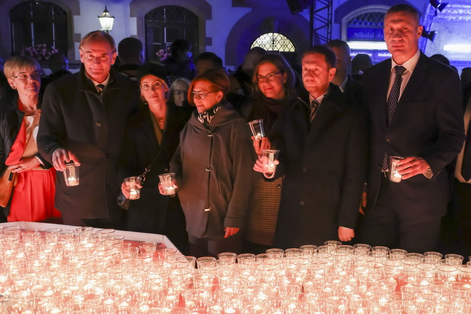 Zündeten im vergangenen Jahr Kerzen beim Lichtfest an: Leipzigs OB Burkhard Jung (SPD), Sachsens MP Michael Kretschmer (CDU) und der ukrainische Ex-Boxer Vitali Klitschko, der 2021 Festredner war.