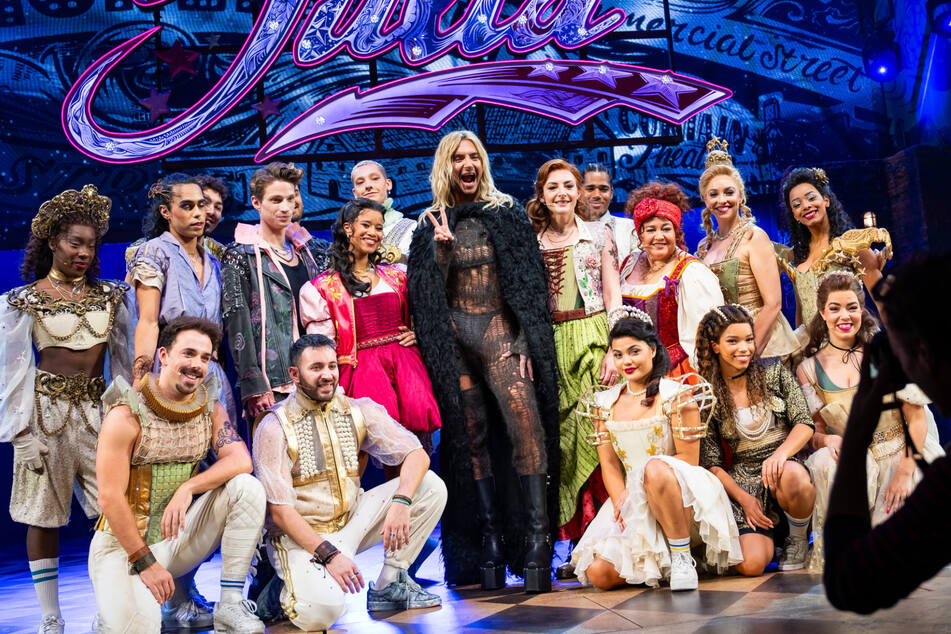 Bill Kaulitz (35, M.) posiert mit den Darstellenden des Musicals "&amp; JULIA" im Stage Operettenhaus.