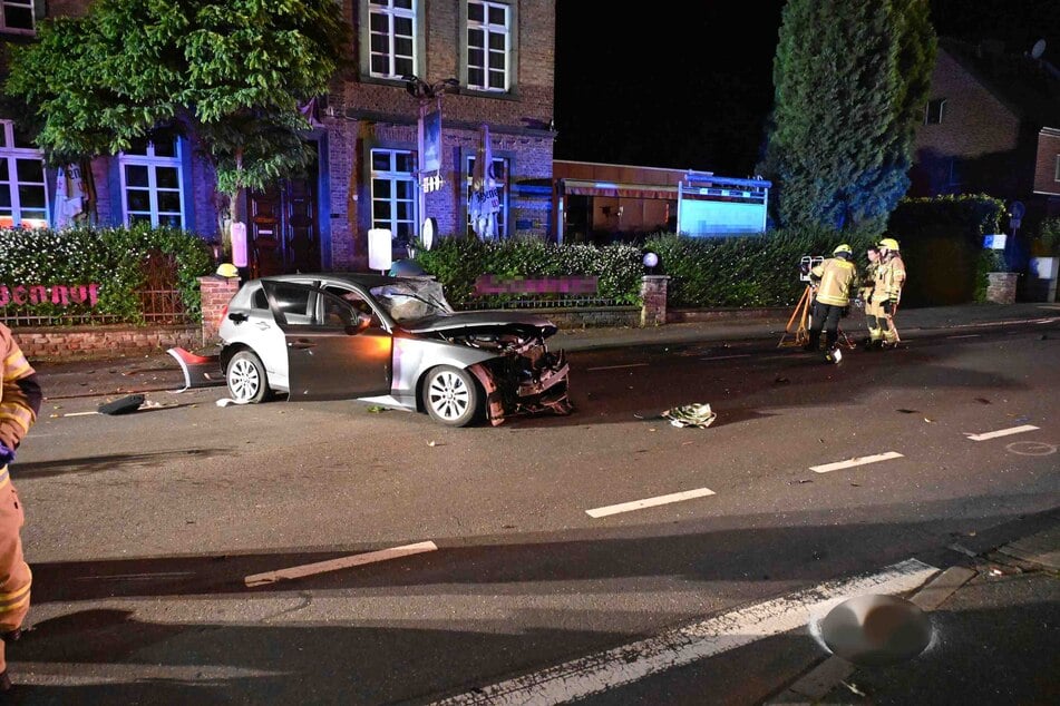 Der Unfall ereignete sich am frühen Sonntagmorgen (26. Mai) gegen 2 Uhr auf der Mathildenstraße in Pulheim-Brauweiler.
