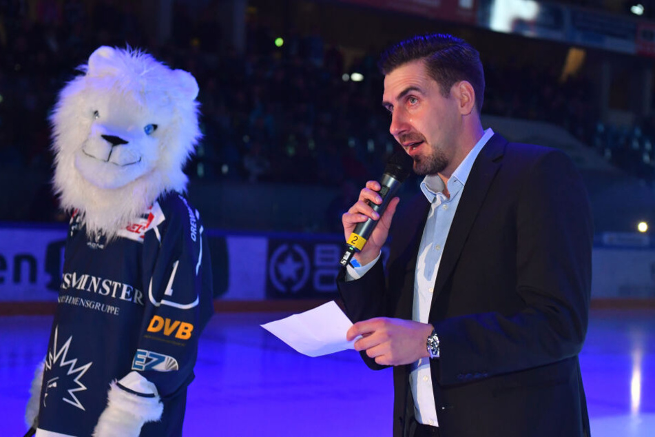 Petr Macholda hat Tränen in den Augen bei seiner Abschiedsrede.