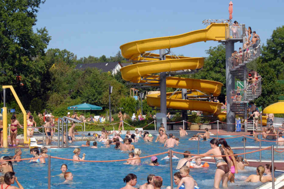 Sommer, Ferien und Gefahren: Die Polizei warnt vor Dieben im Freibad. In Gablenz gibt es bereits einen täglichen Wachschutz.
