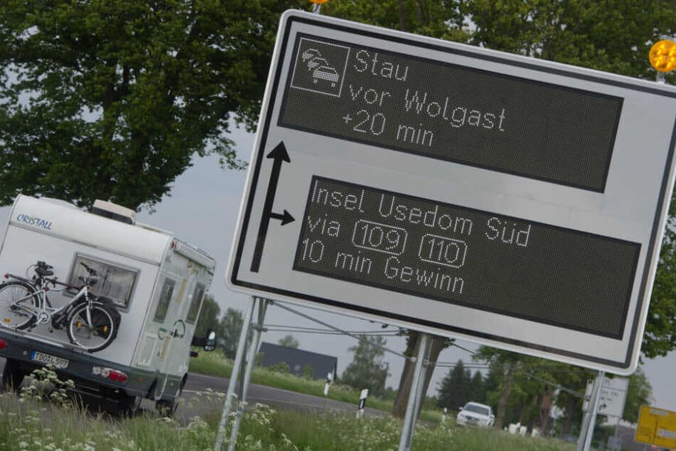 Ein dynamische Wegweiser mit integriertem Stausystem steht an der B111 bei Karlsburg (Mecklenburg-Vorpommern).