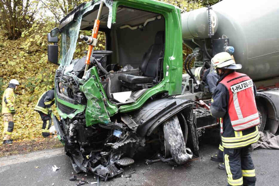 Die Kollision war so heftig, dass beide Fahrer eingeklemmt wurden.