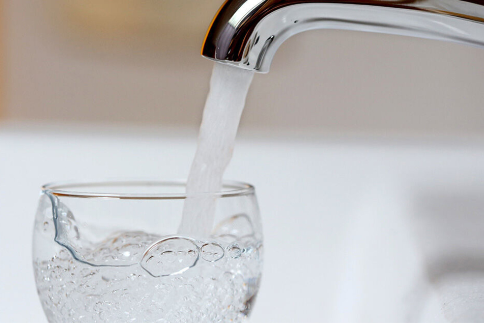 Ob beim Zähneputzen oder Abwaschen - der Wasserhahn sollte öfter mal zugedreht werden.