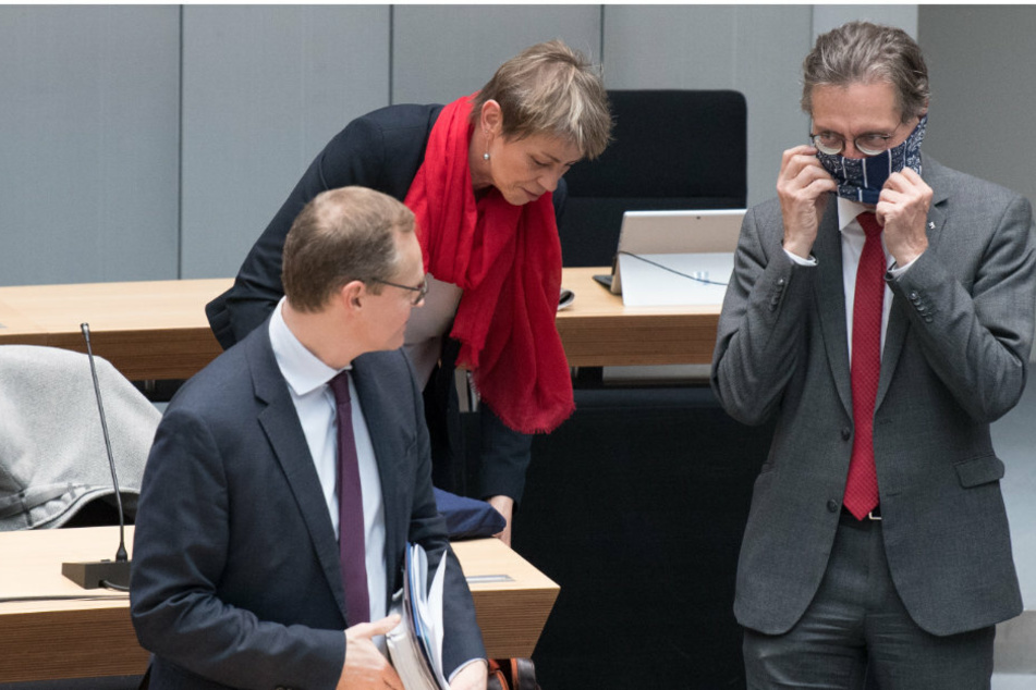 Michael Müller (l, SPD), Regierender Bürgermeister, Elke Breitenbach (Die Linke), Arbeitssenatorin, und Christian Gaebler (SPD), Chef der Senatskanzlei Berlin, kommen zur Plenarsitzung ins Abgeordnetenhaus. Gaebler zeigt dabei seinen Mundschutz.