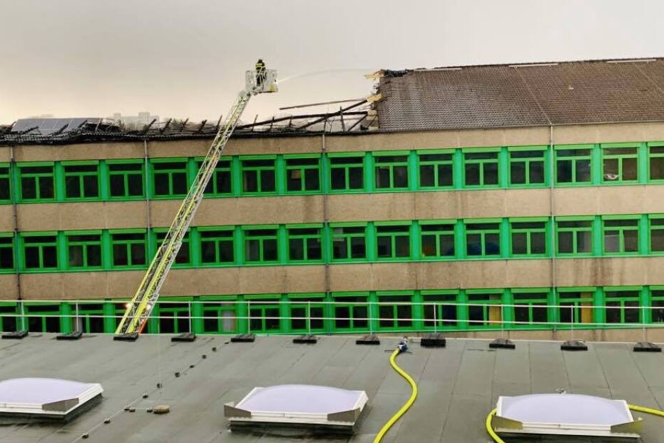 Das Feuer war am Dienstagmittag in einem ungenutzten Gebäude der Hauptschule in Wesseling ausgebrochen.