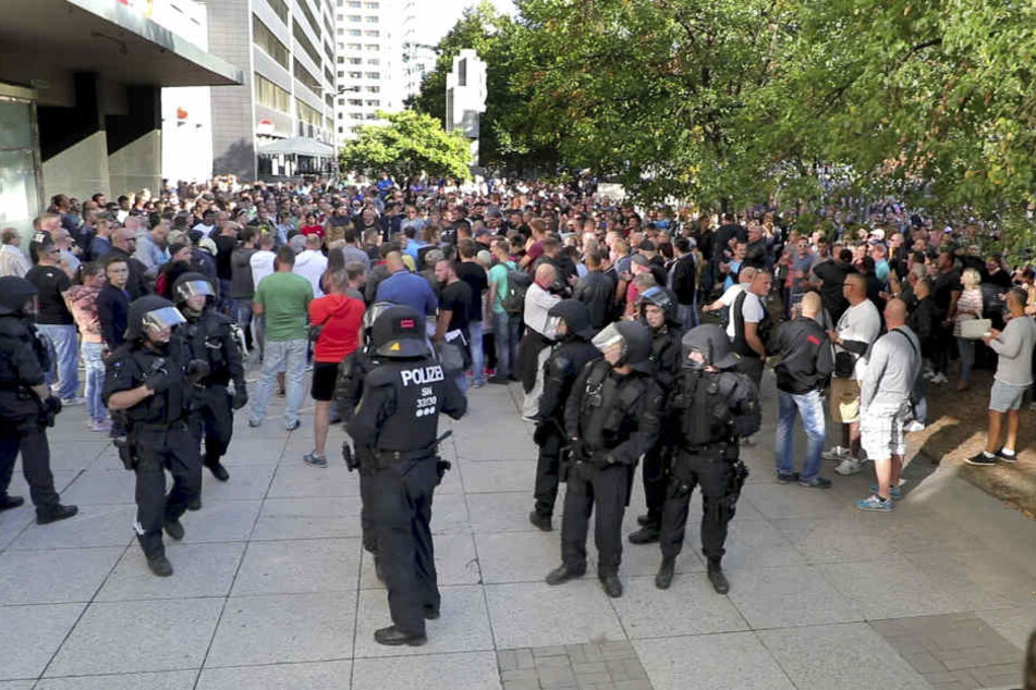 Am Tatort versammelten sich hunderte Menschen und legten eine Schweigeminute ein.
